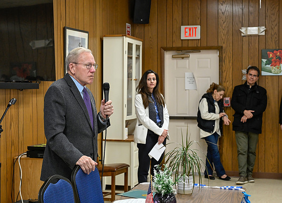 _DSC1055 - Mayor John with Anna in the background