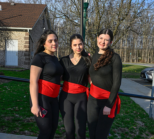 _DSC1081 - Dancers outside