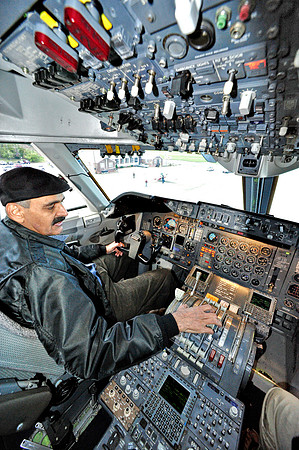 _DSC1291 (Cockpit - Captain on throttle)