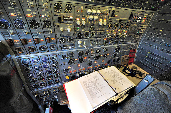 _DSC1299 (Flight Engineer's controls)