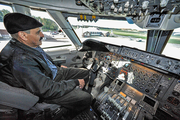 _DSC1279 (Captain at the helm)
