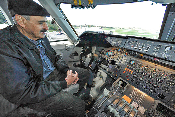 _DSC1280 (Captain at the helm)