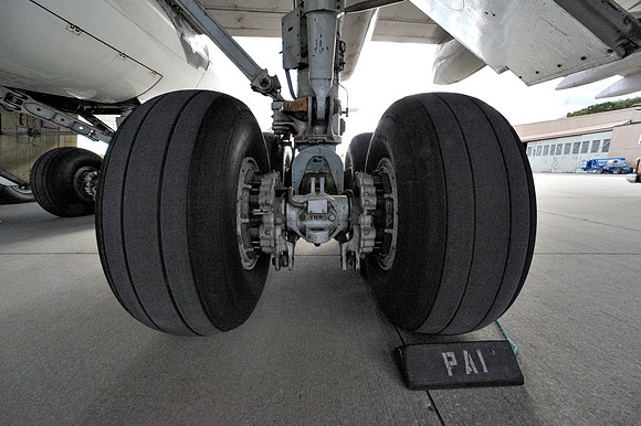 _DSC1243 (Landing gear under left wing)