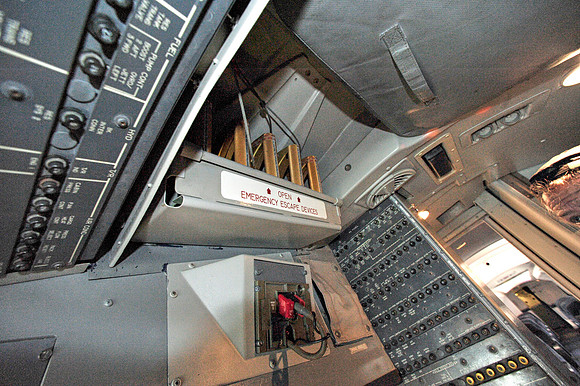 _DSC1303 (Cockpit - emergency escape devices)