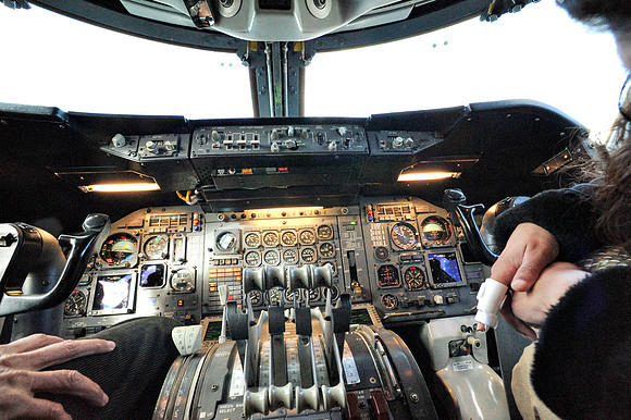 _DSC1301 (Cockpit - Autopilot and throttle)