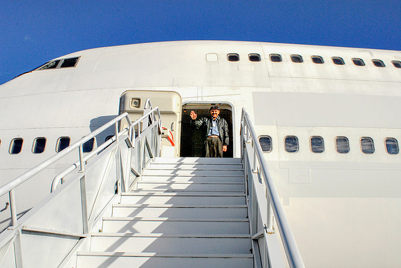 _DSC4005 (Captain leaving plane)